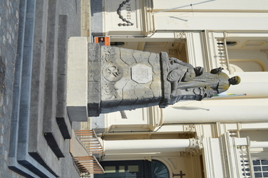 Zuavendenkmal-vor-der-Basilika-von-Oudenbosch-HSW3S6WDyu55G8x