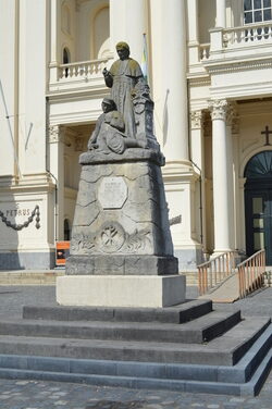 Zuavendenkmal-vor-der-Basilika-von-Oudenbosch