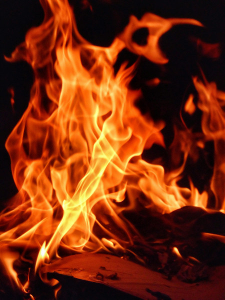 Lodernde Flammen eines Feuers als Sinnbild für geistige Glut und Aufbruch