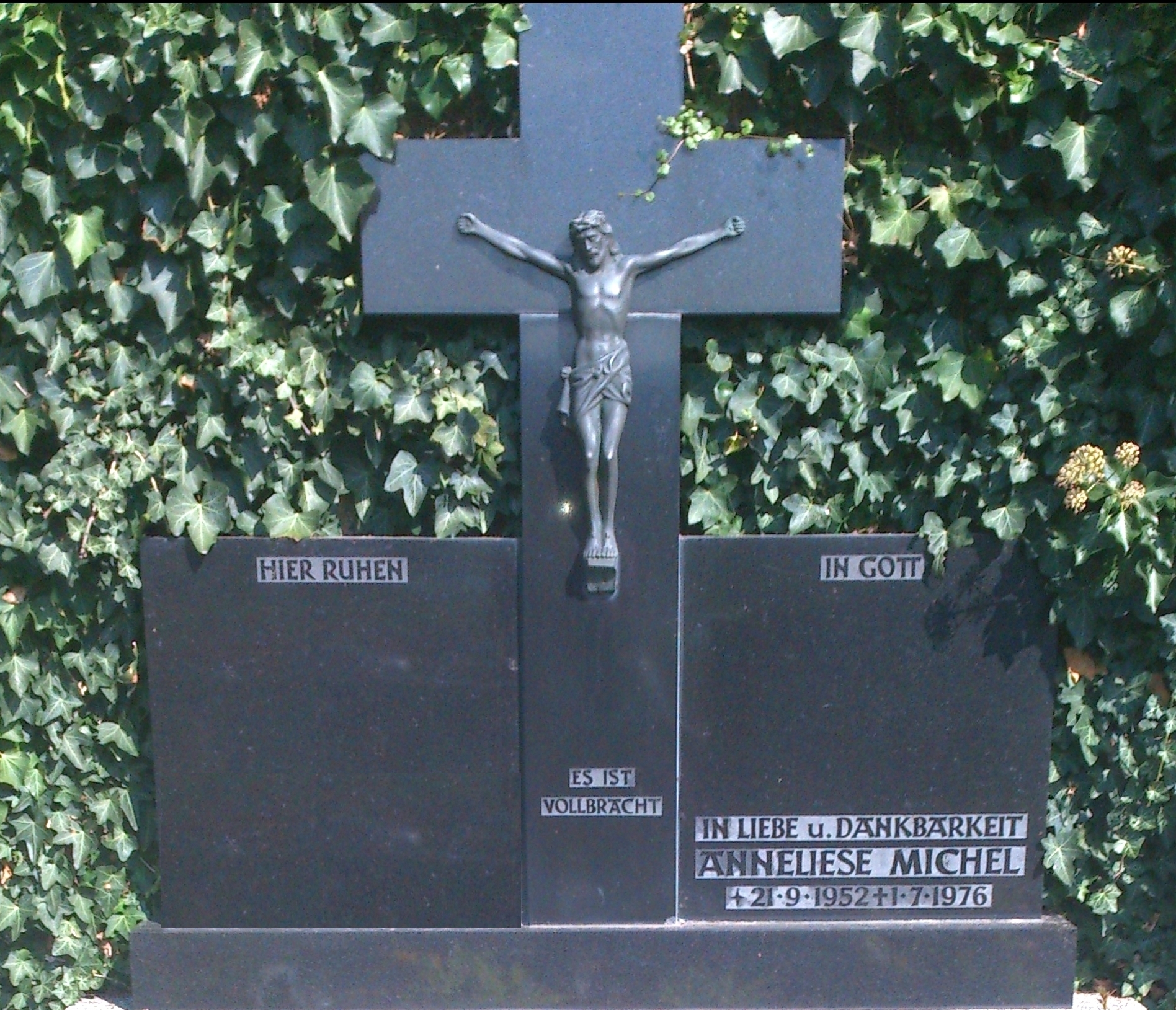 Grabstein der Anneliese Michel (Wikimedia Commons)